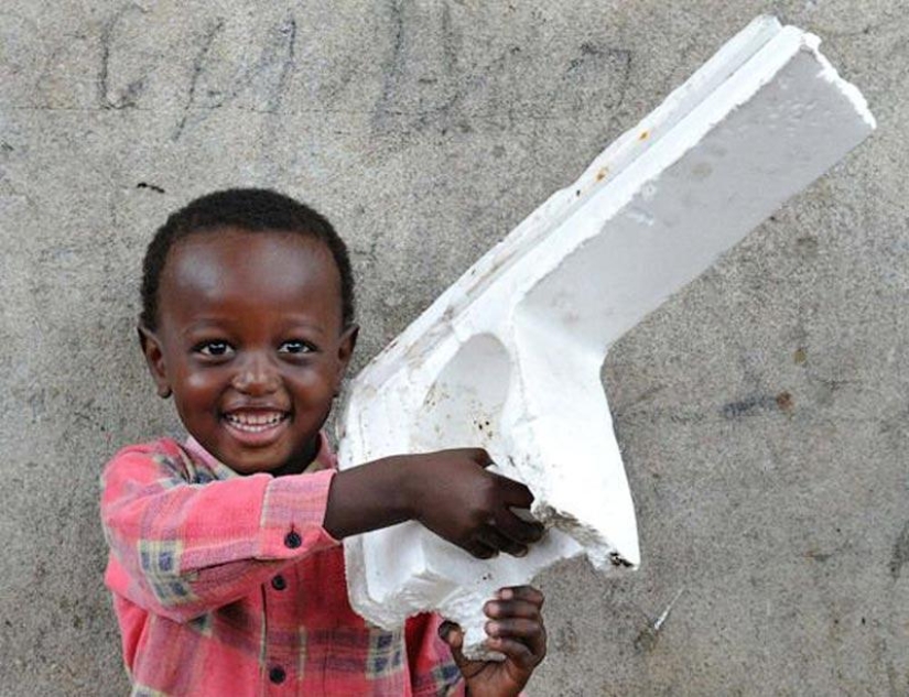 A qué juegan los niños en los barrios marginales africanos