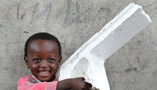 A qué juegan los niños en los barrios marginales africanos