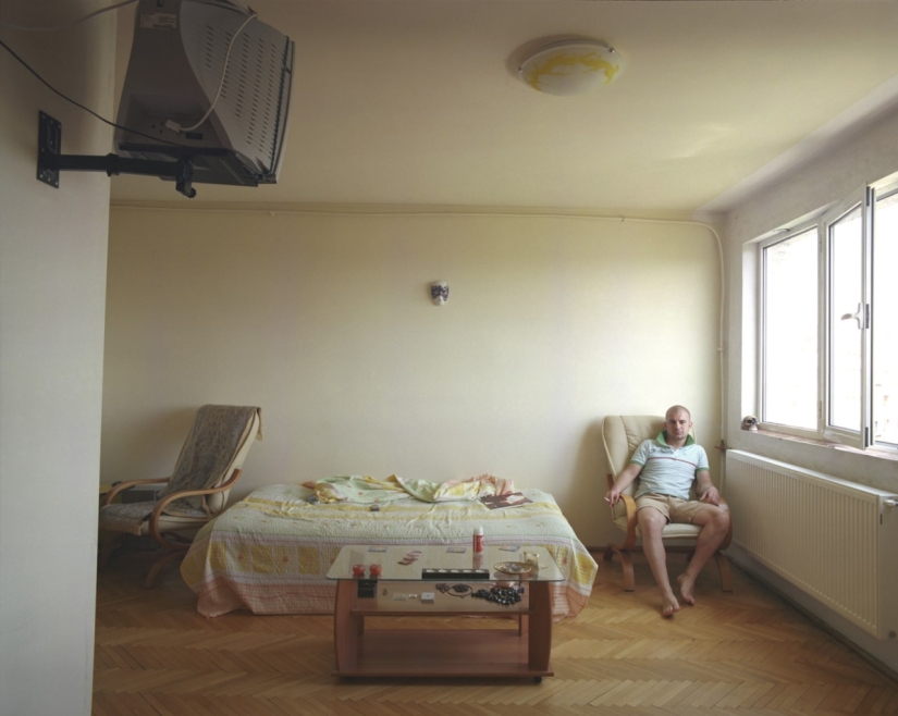 A Romanian photographer has shown how the same apartment layout looks like 10 different owners