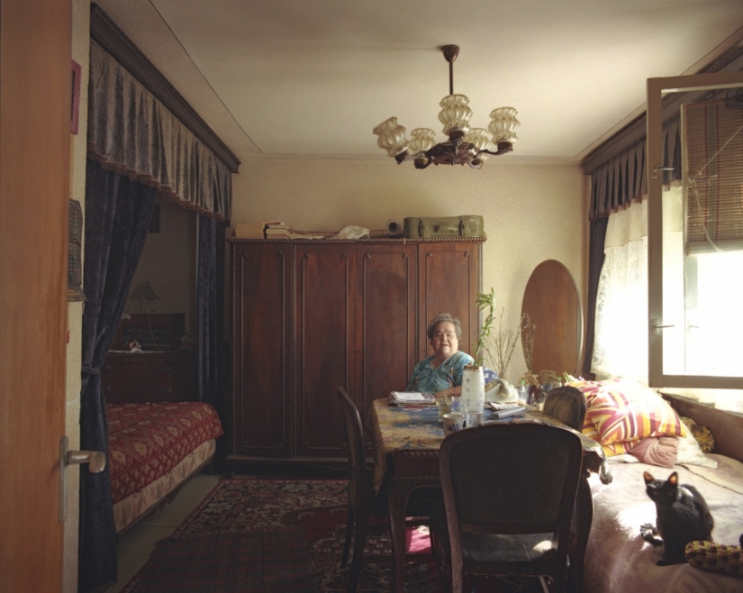 A Romanian photographer has shown how the same apartment layout looks like 10 different owners