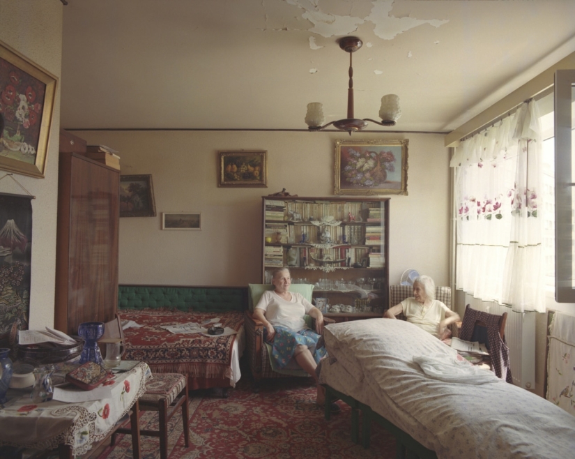 A Romanian photographer has shown how the same apartment layout looks like 10 different owners