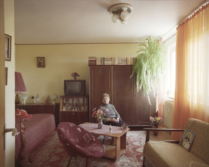 A Romanian photographer has shown how the same apartment layout looks like 10 different owners