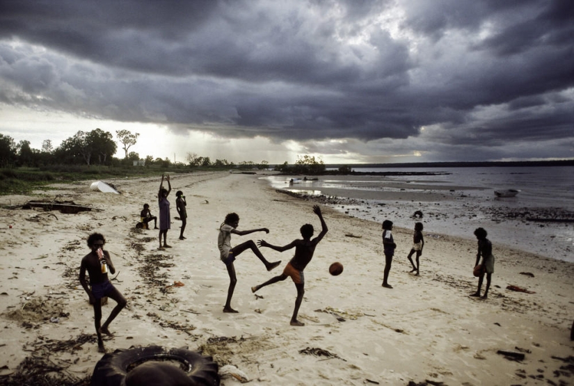 A series of photos of the legendary Steve McCurry "The Power of the game"