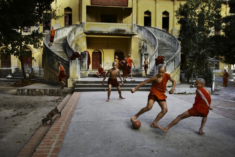 A series of photos of the legendary Steve McCurry "The Power of the game"