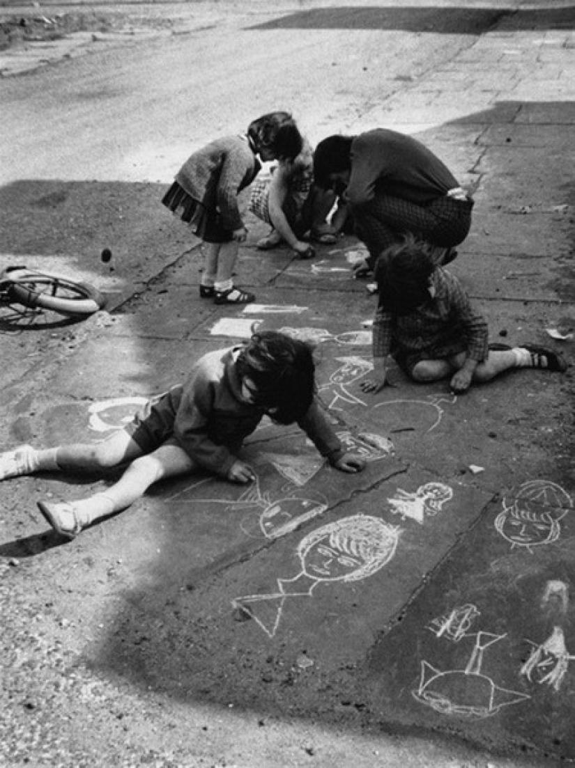 A time when there were no iPads yet, and children played outside.