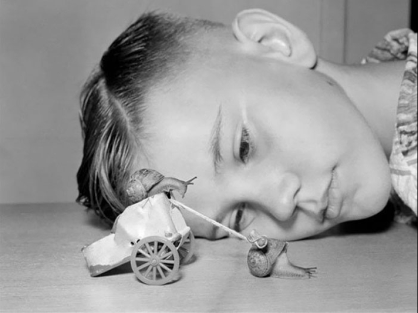 A time when there were no iPads yet, and children played outside.