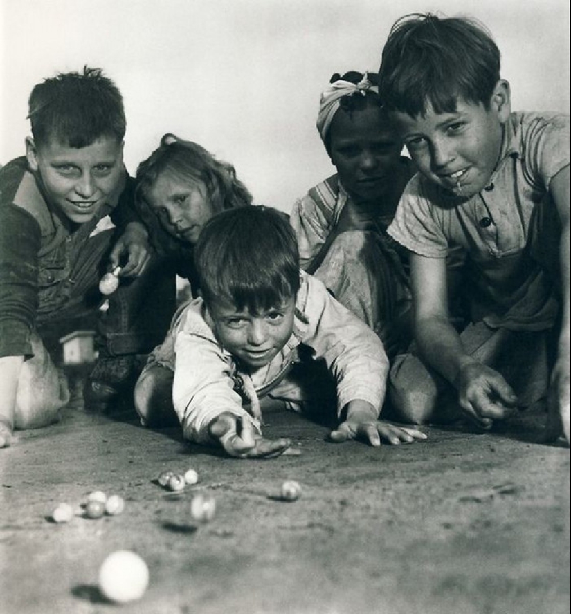 A time when there were no iPads yet, and children played outside.