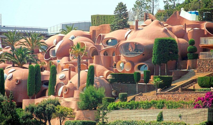 Absurd Palace of Bubbles, fascinated with Pierre Cardin