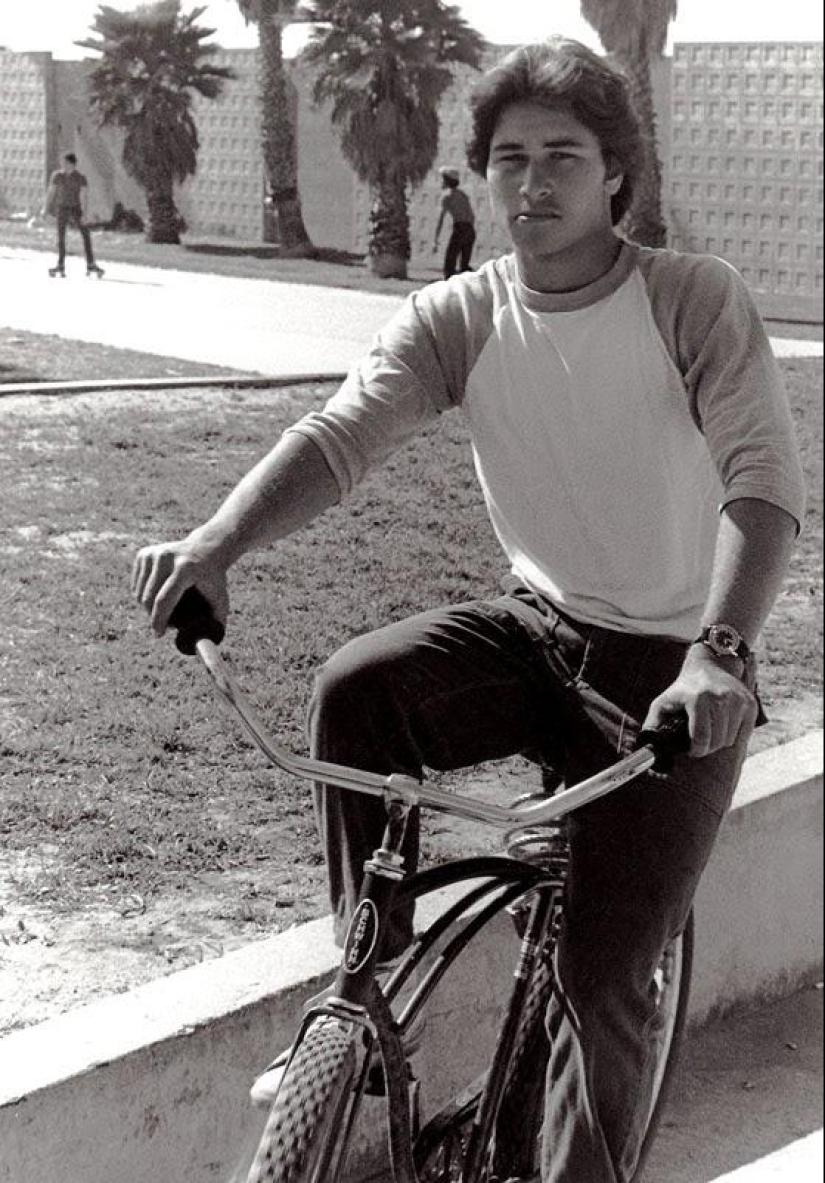 Adolescentes en las playas de California en la década de 1970