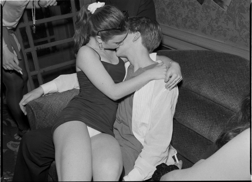 "Agony and ecstasy": a hormonal-charged photos of young lovers from the 90s