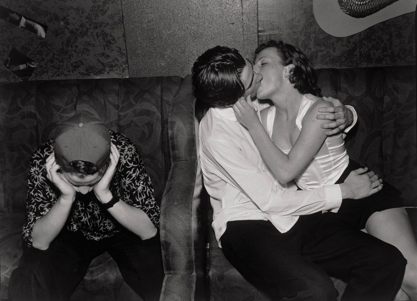 "Agony and ecstasy": a hormonal-charged photos of young lovers from the 90s