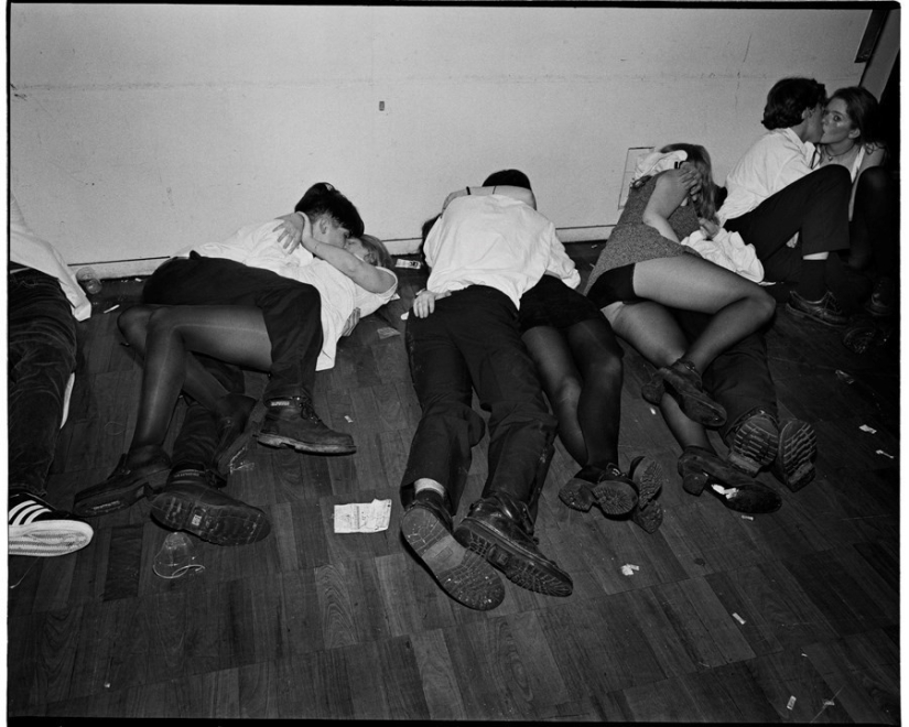 "Agony and ecstasy": a hormonal-charged photos of young lovers from the 90s