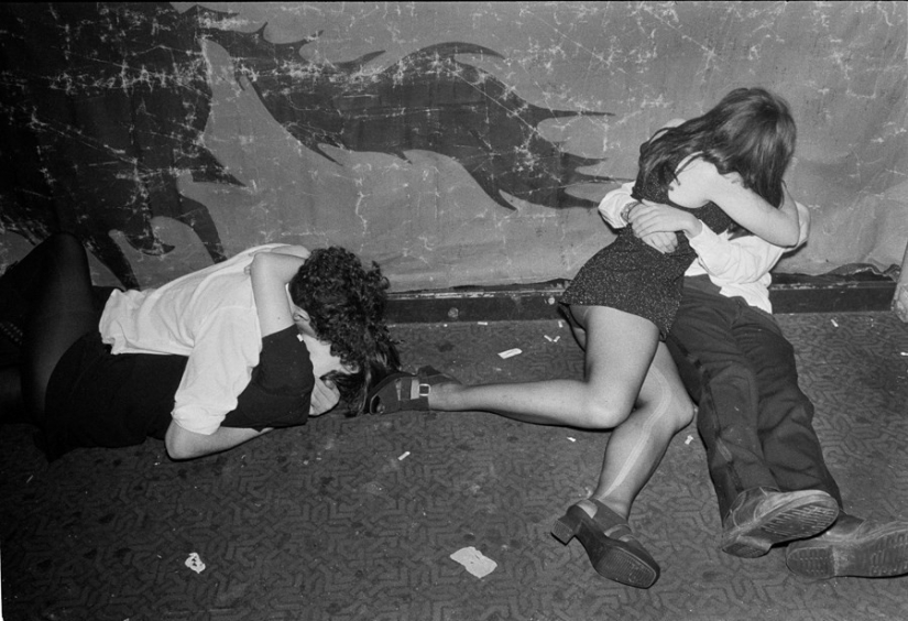 "Agony and ecstasy": a hormonal-charged photos of young lovers from the 90s