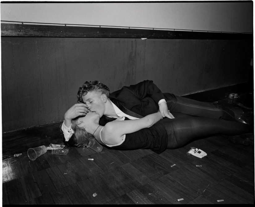 "Agony and ecstasy": a hormonal-charged photos of young lovers from the 90s