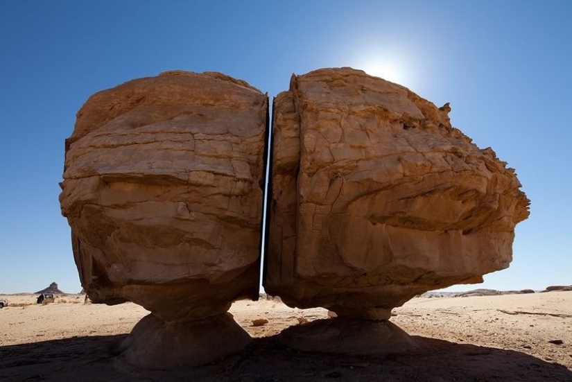 Al-Naslaa es una roca mística con una falla perfecta en medio del desierto árabe