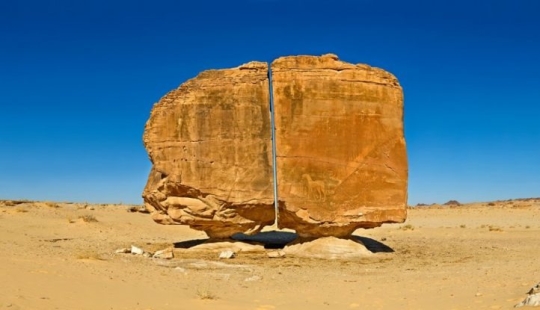 Al-Naslaa es una roca mística con una falla perfecta en medio del desierto árabe