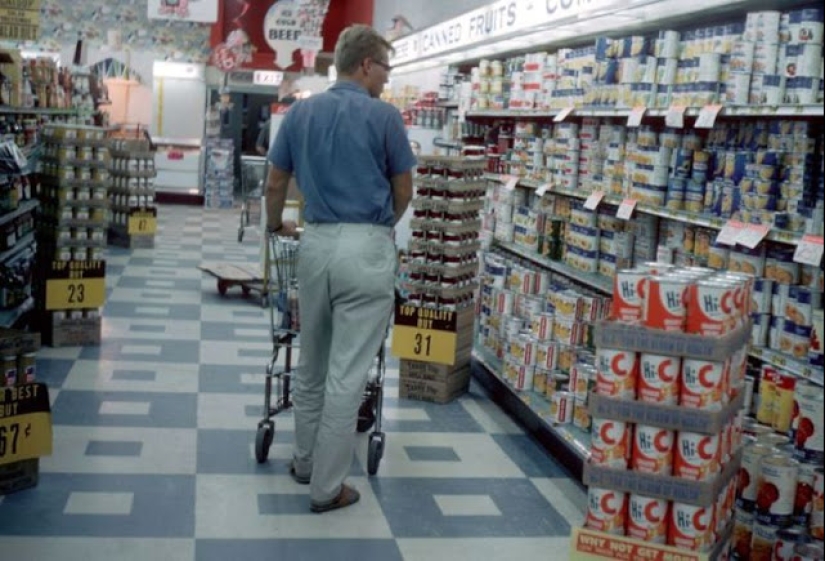 Alien Nostalgia: The Abundance of American Stores in the 60s