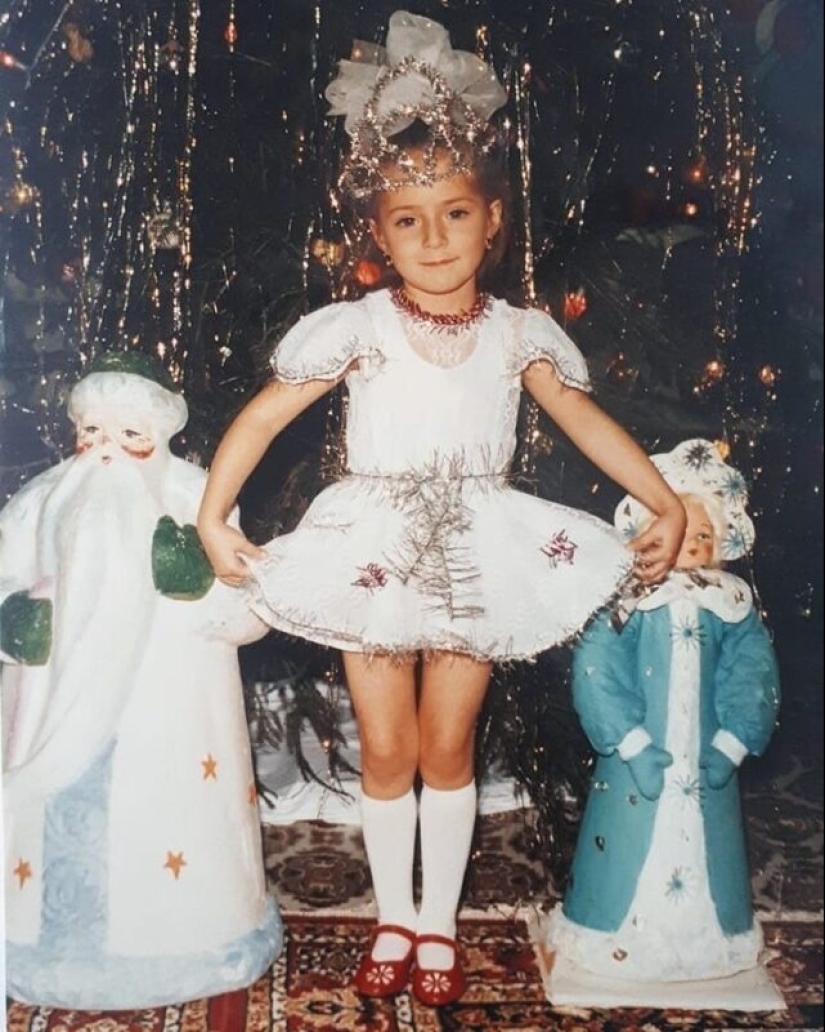 &quot;All the girls are snowflakes, and the boys are clowns&quot;: children&#39;s costumes for New Year&#39;s parties in the 90s