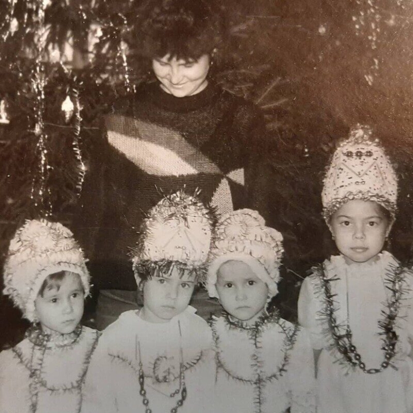 &quot;All the girls are snowflakes, and the boys are clowns&quot;: children&#39;s costumes for New Year&#39;s parties in the 90s