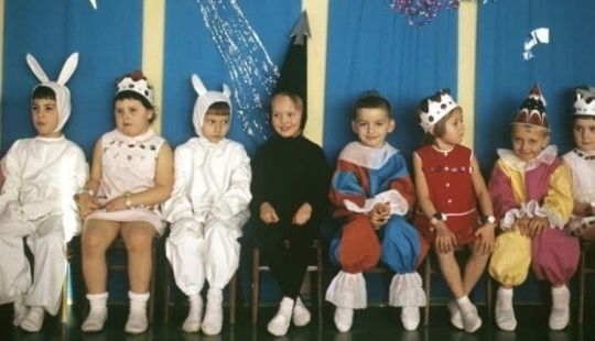 &quot;All the girls are snowflakes, and the boys are clowns&quot;: children&#39;s costumes for New Year&#39;s parties in the 90s