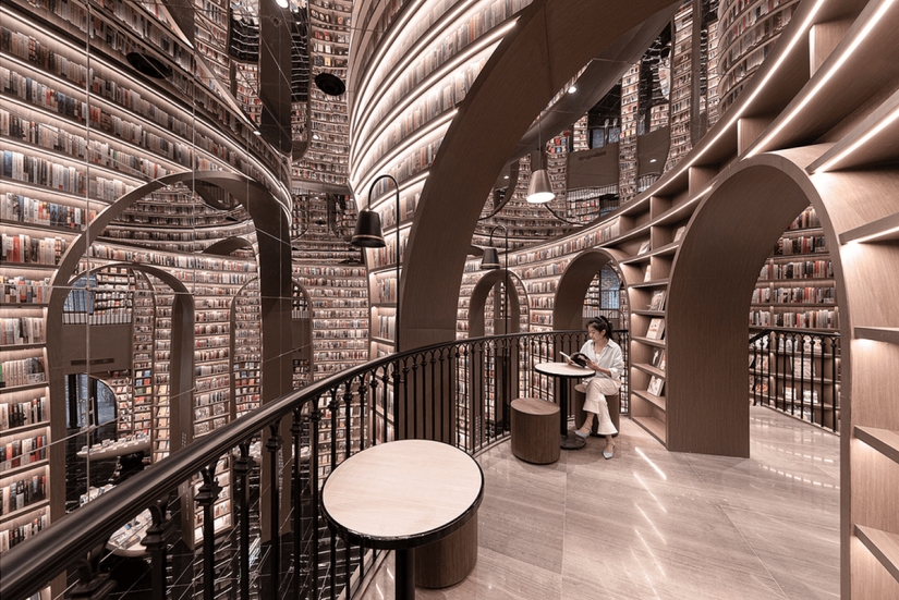 Almost like at Hogwarts: what does an "endless" bookstore look like in China