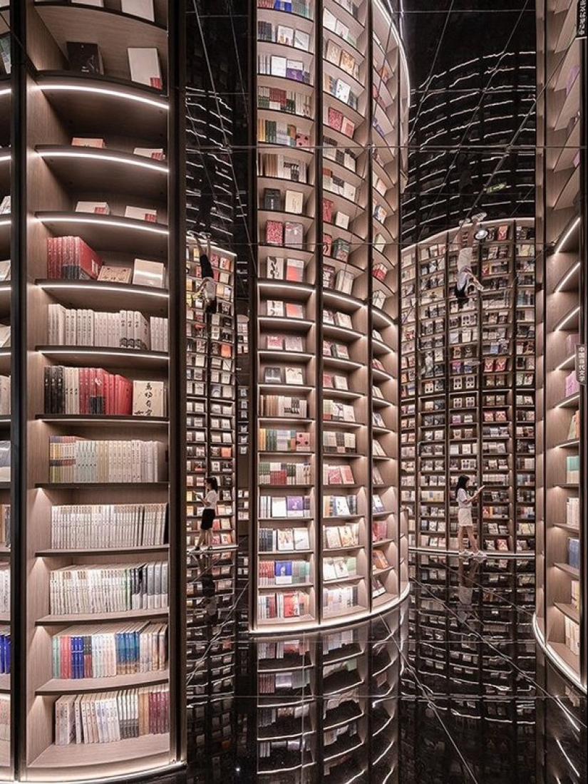 Almost like at Hogwarts: what does an "endless" bookstore look like in China