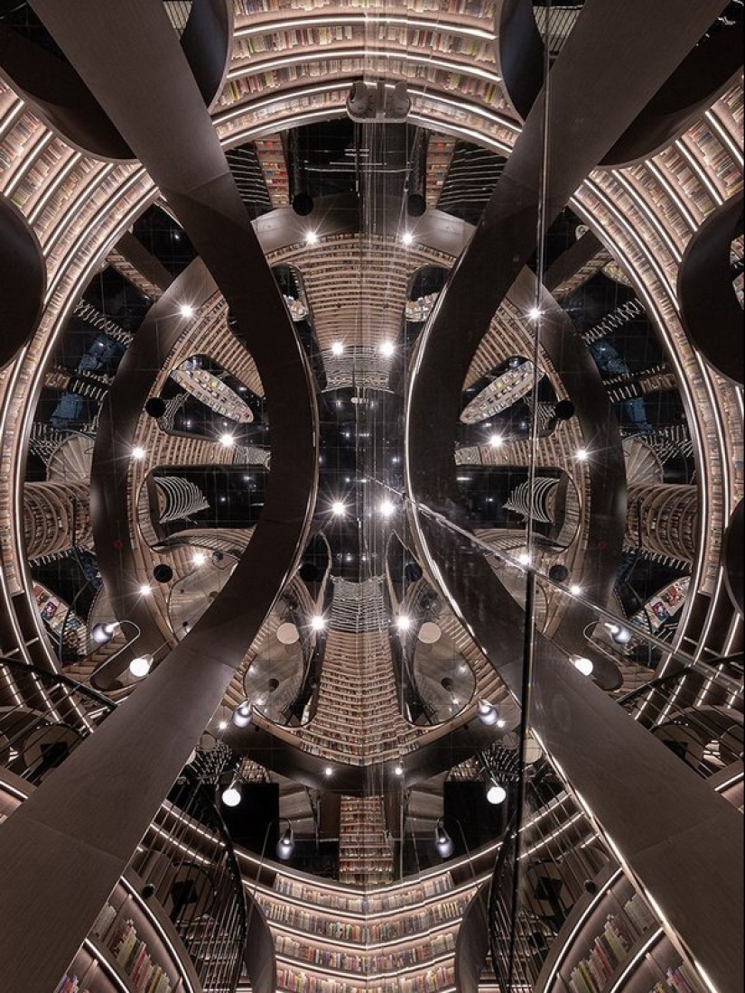 Almost like at Hogwarts: what does an "endless" bookstore look like in China