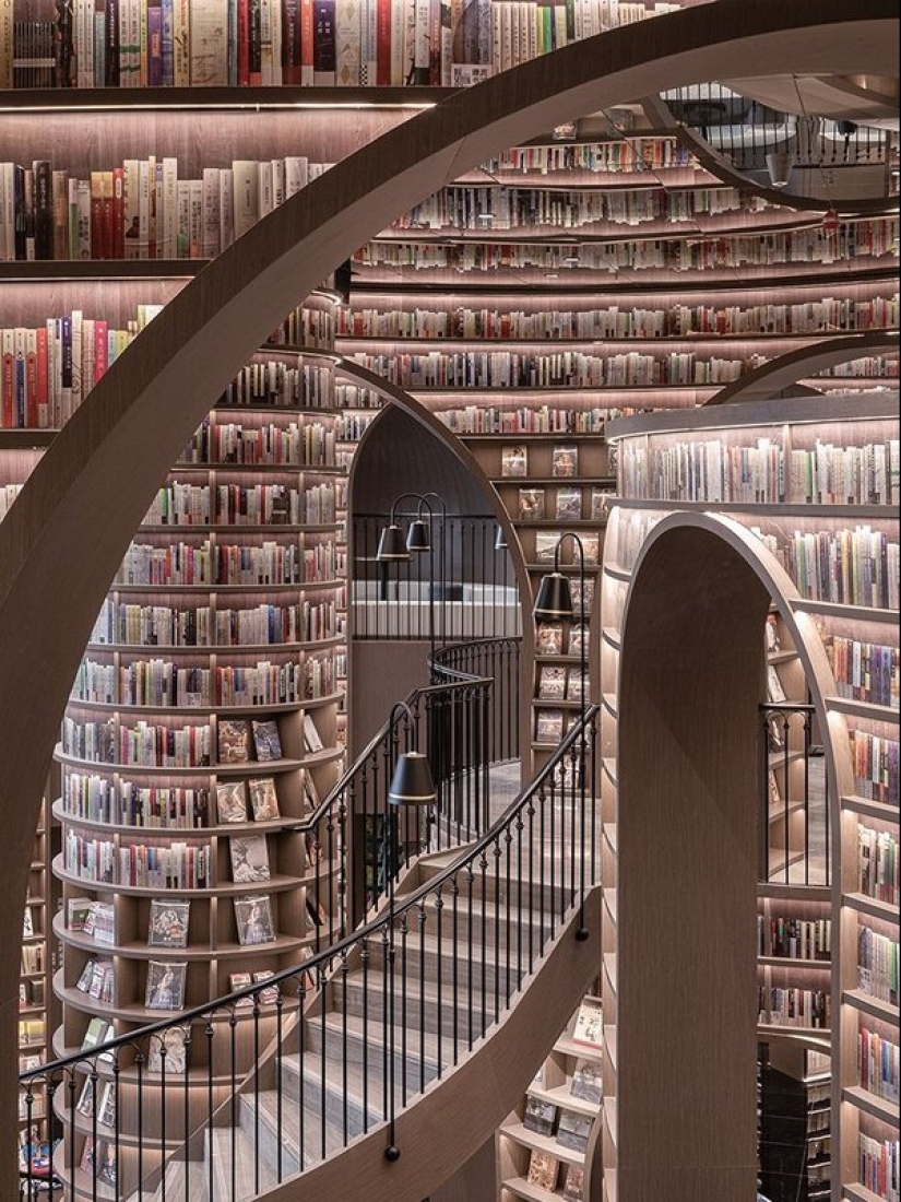 Almost like at Hogwarts: what does an "endless" bookstore look like in China