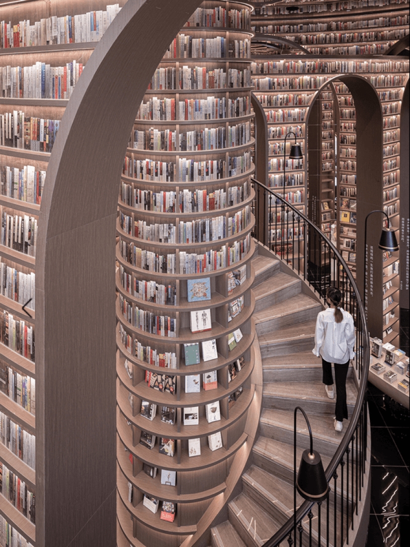 Almost like at Hogwarts: what does an "endless" bookstore look like in China