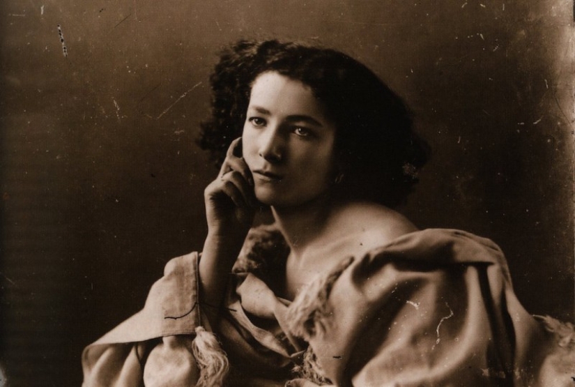 Amazing actress Sarah Bernhardt, who loved both female and male roles