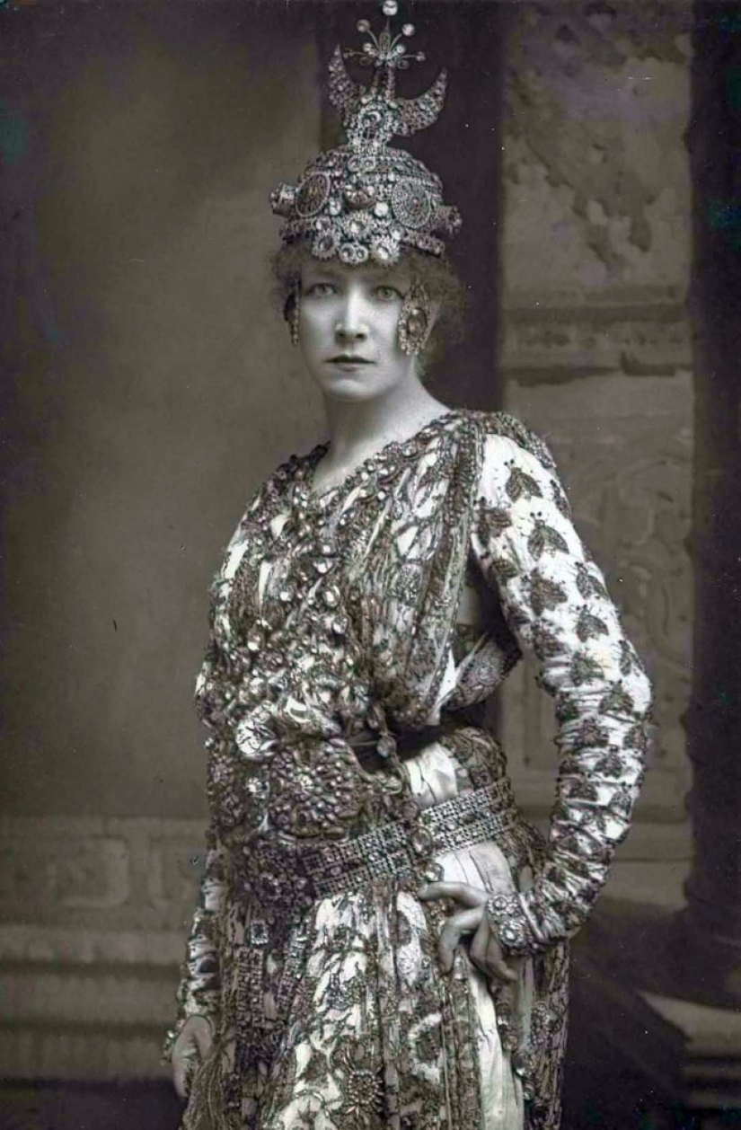 Amazing actress Sarah Bernhardt, who loved both female and male roles