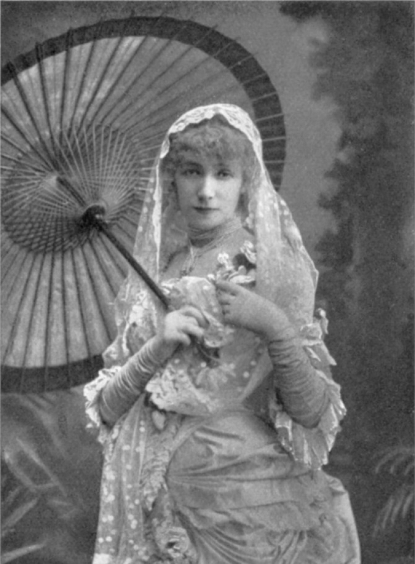 Amazing actress Sarah Bernhardt, who loved both female and male roles