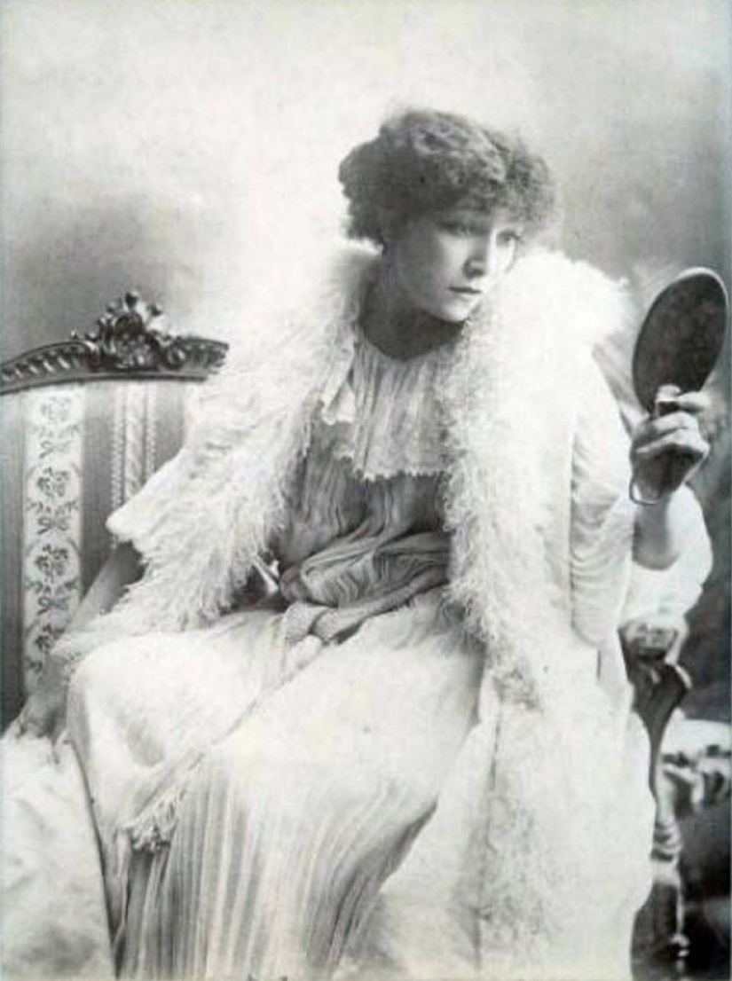 Amazing actress Sarah Bernhardt, who loved both female and male roles