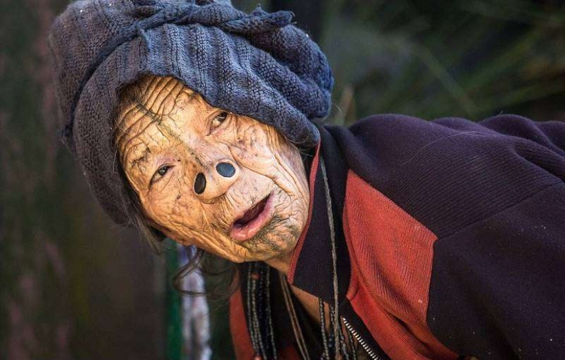 Amazing customs of an Indian tribe where women have to wear plugs in their nostrils