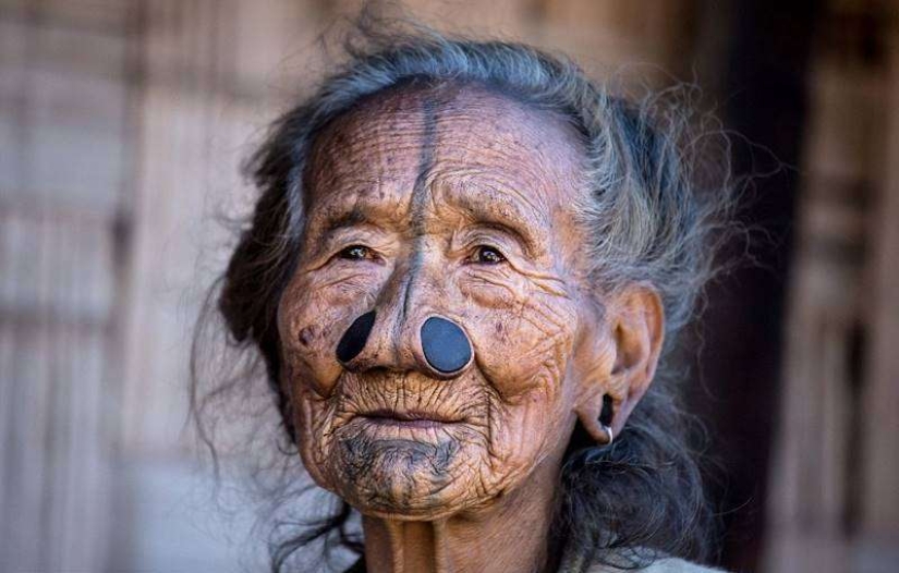 Amazing customs of an Indian tribe where women have to wear plugs in their nostrils