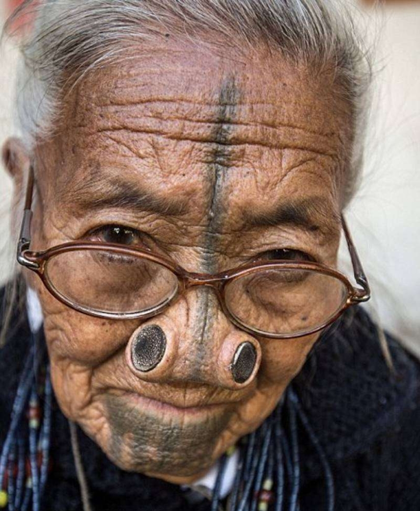 Amazing customs of an Indian tribe where women have to wear plugs in their nostrils