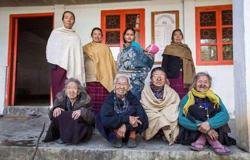 Amazing customs of an Indian tribe where women have to wear plugs in their nostrils