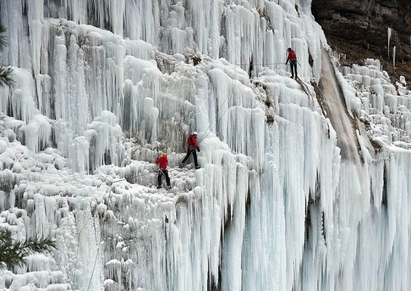 Amazing frozen waterfalls around the world