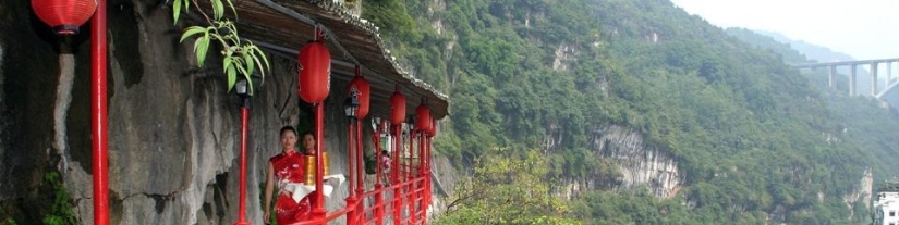 Amazing hanging restaurant in China