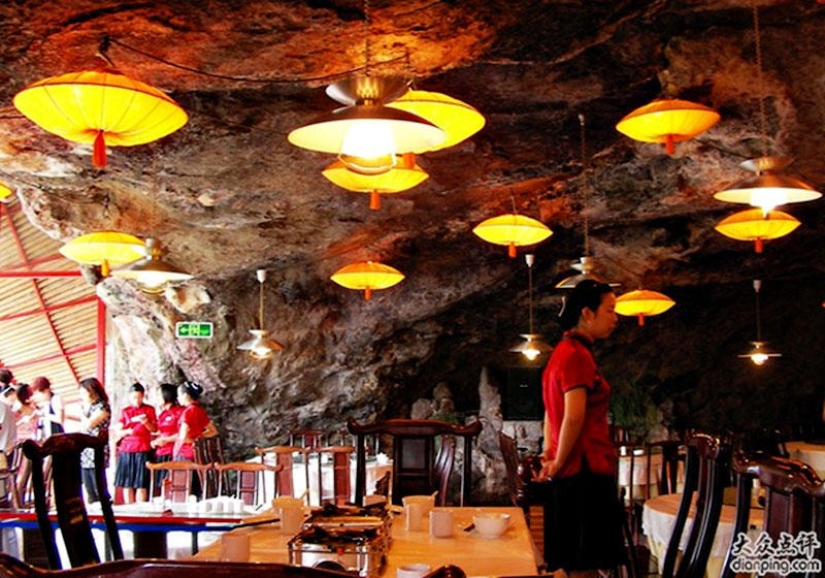 Amazing hanging restaurant in China