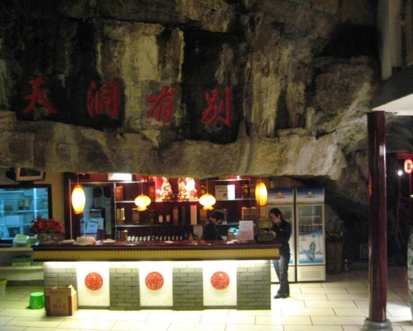 Amazing hanging restaurant in China