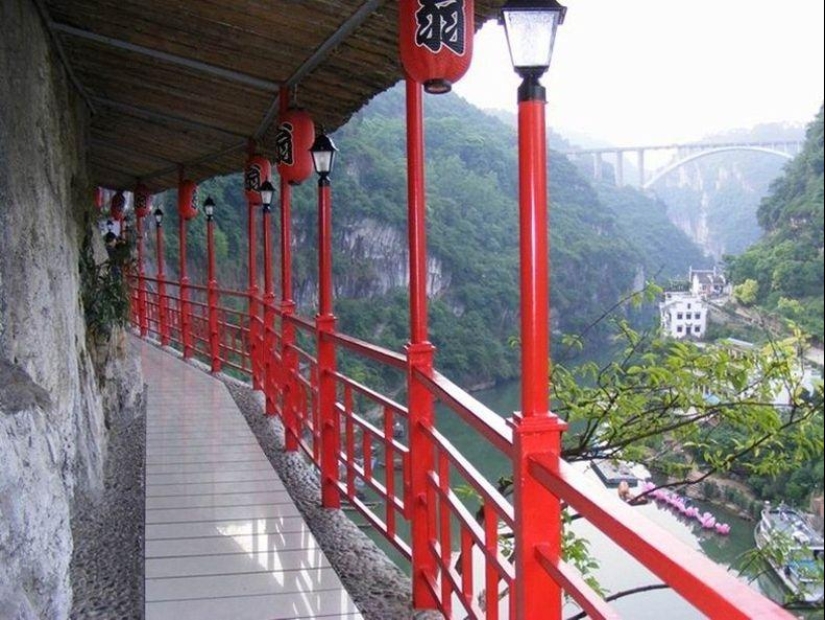 Amazing hanging restaurant in China