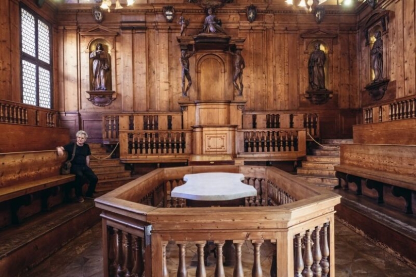 Anatomical theaters: not exactly a performance, but certainly an art