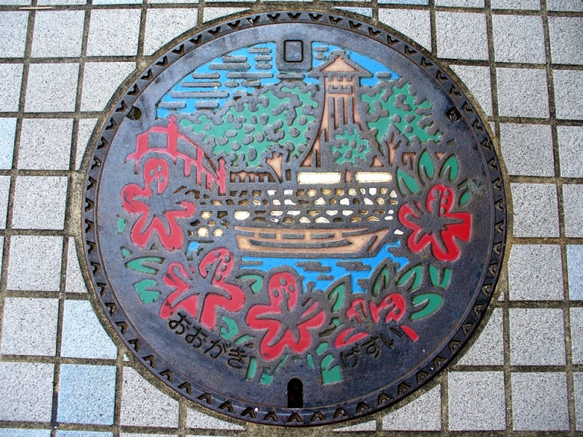 Arte callejero inusual: bocas de inspección de Japón