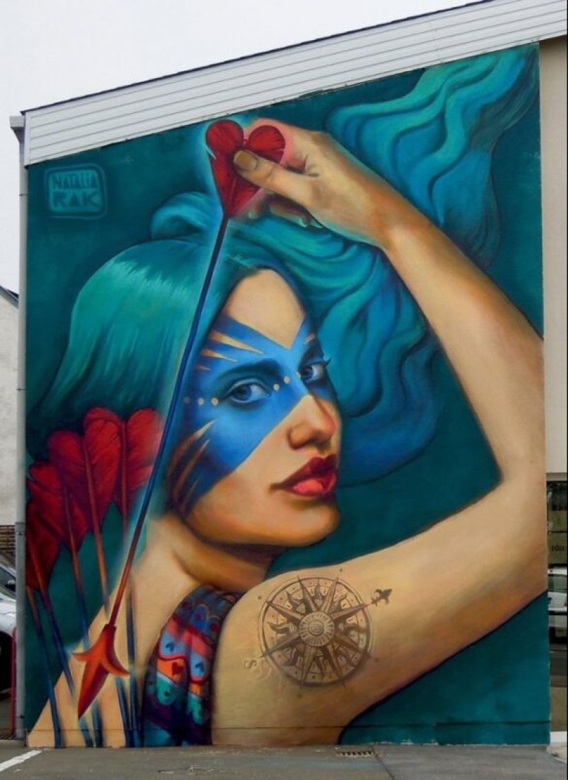 Arte urbano a gran escala y brillante de la artista polaca Natalia Rak