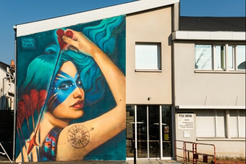 Arte urbano a gran escala y brillante de la artista polaca Natalia Rak