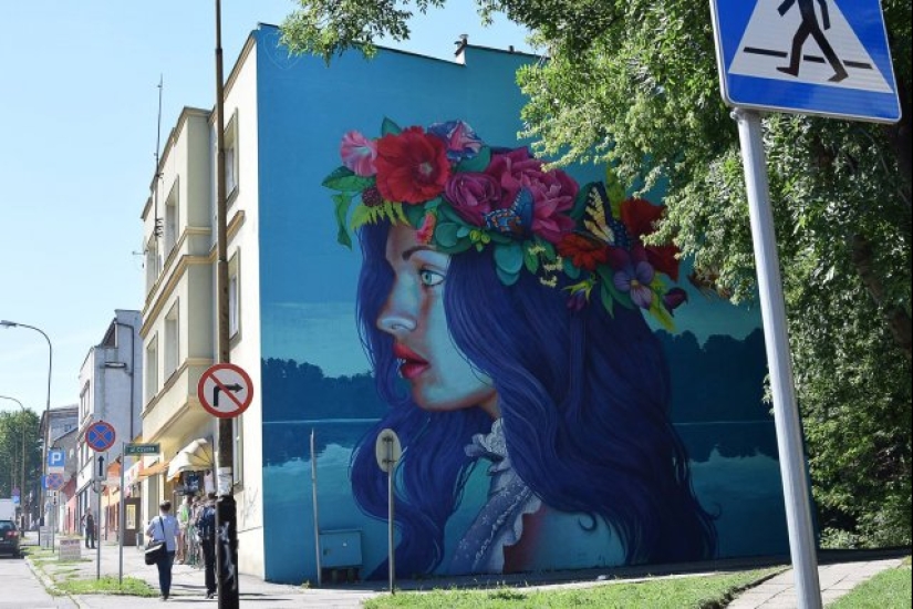 Arte urbano a gran escala y brillante de la artista polaca Natalia Rak