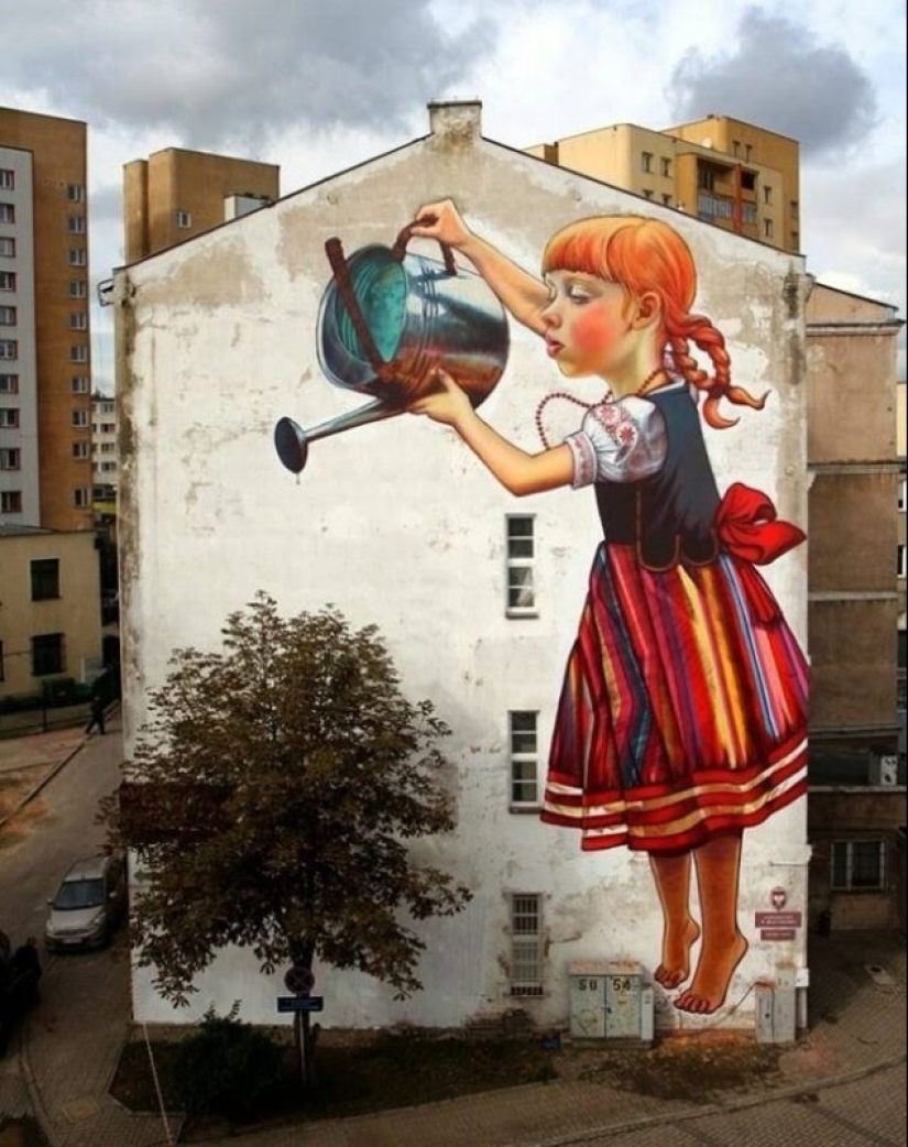 Arte urbano a gran escala y brillante de la artista polaca Natalia Rak