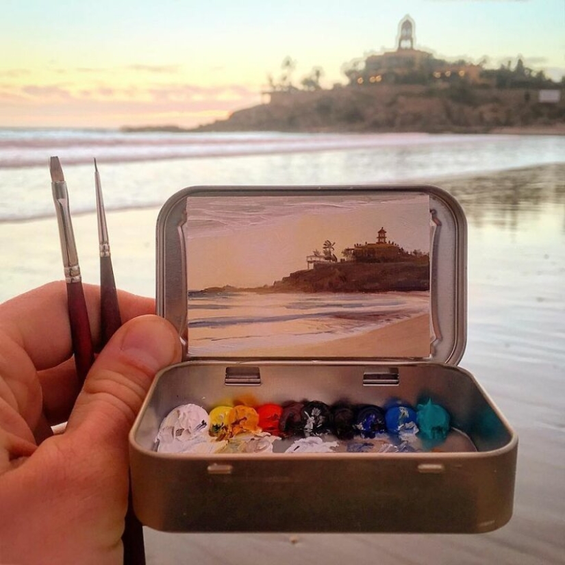 Artista dibuja las miniaturas de los paisajes en las cajas del caramelo