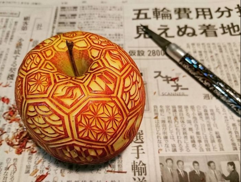 Artista japonés talla intrincados patrones en verduras y frutas